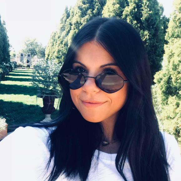 Meet your Posher, Santina - Picture 1 of 1